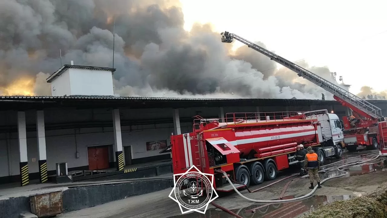 80 пожарных тушили мощный пожар в Алматы