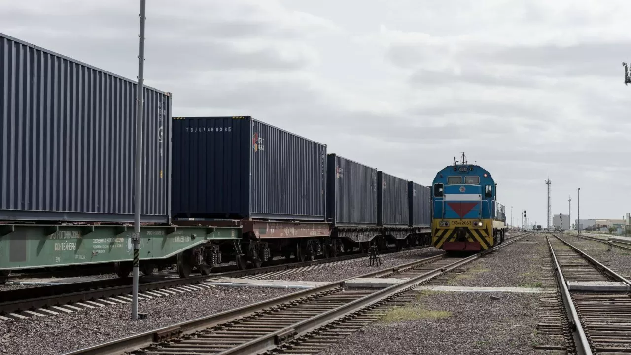 Казахстан увеличил экспорт грузов через Россию