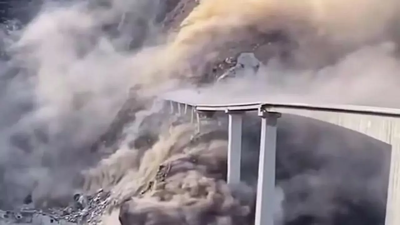 Қытайда биыл пайдалануға берілген алып көпір опырылды