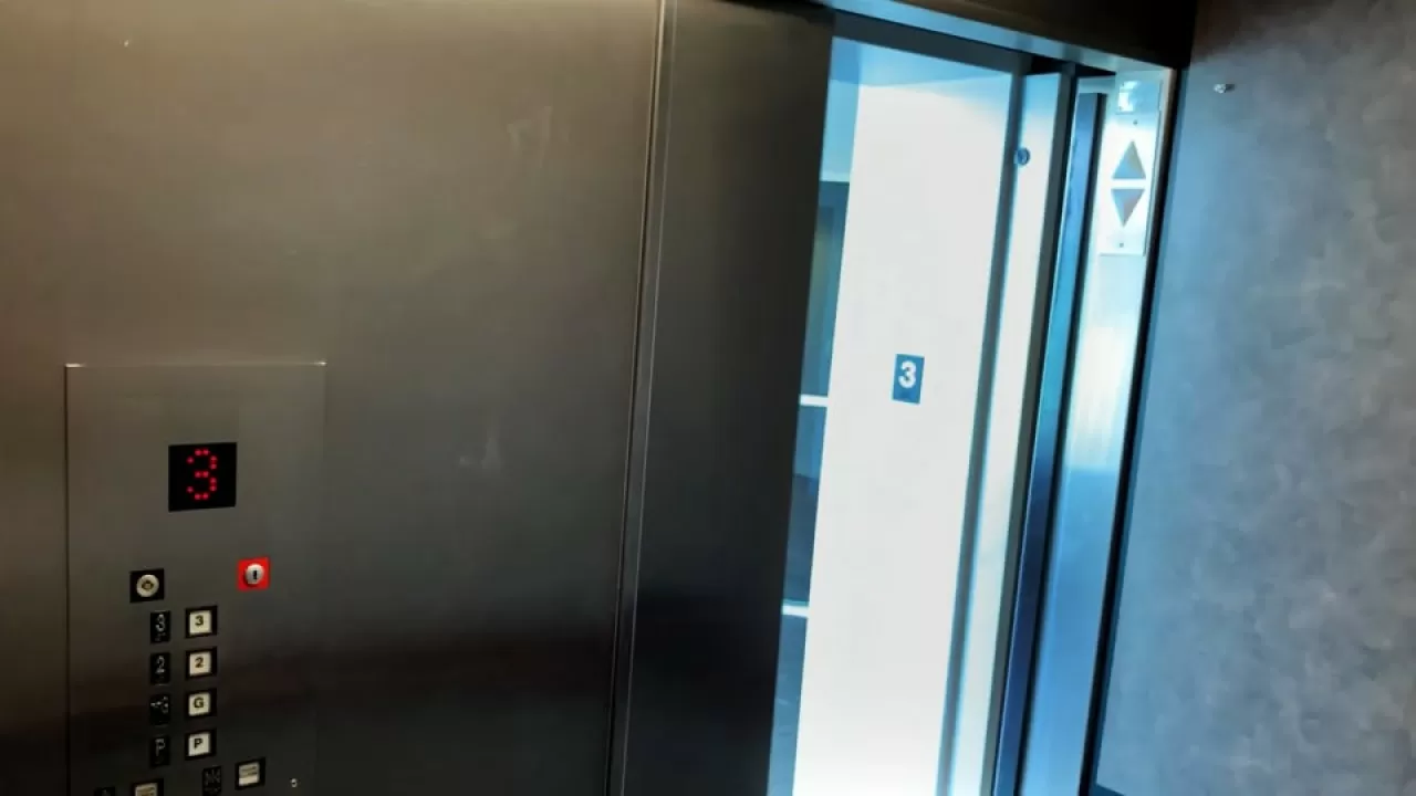 Лифт рухнул на рабочих в Астане: один человек погиб