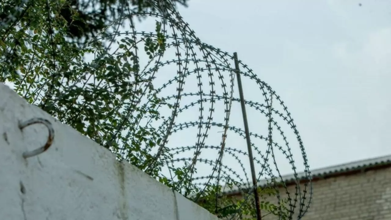 Злостный должник по алиментам лишился свободы в Семее 