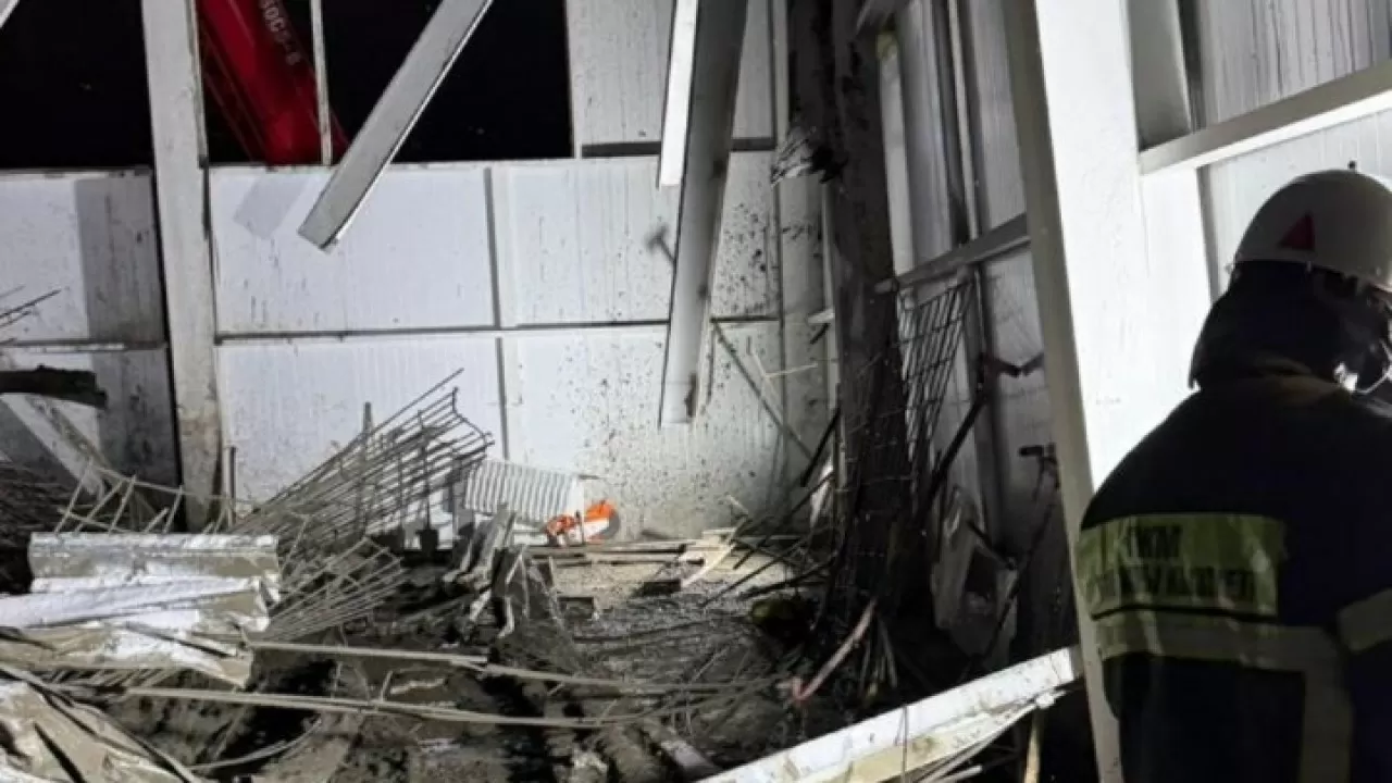 В Павлодаре под завалами нашли тело мужчины