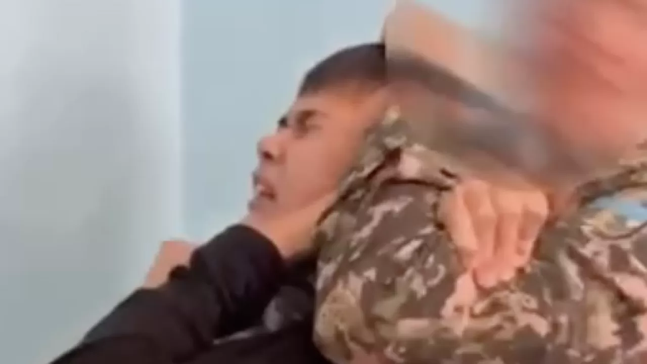 "Курсантты қылқындырған": Желіде Семейдегі әскери мектепте түсірілген видео тарады