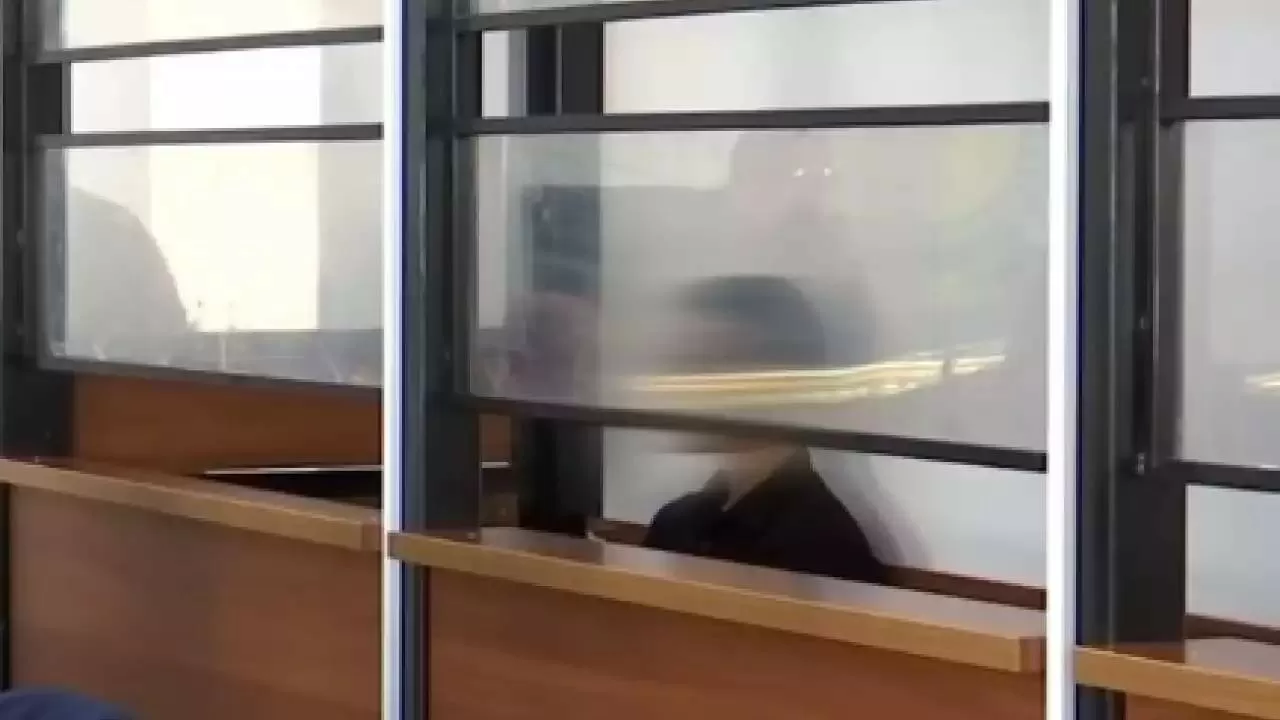 "Бейнекамераға қарап қойып, пышақтағы қанды сүрткен": Ақтөбедегі сотта сұмдық жайттар айтылды