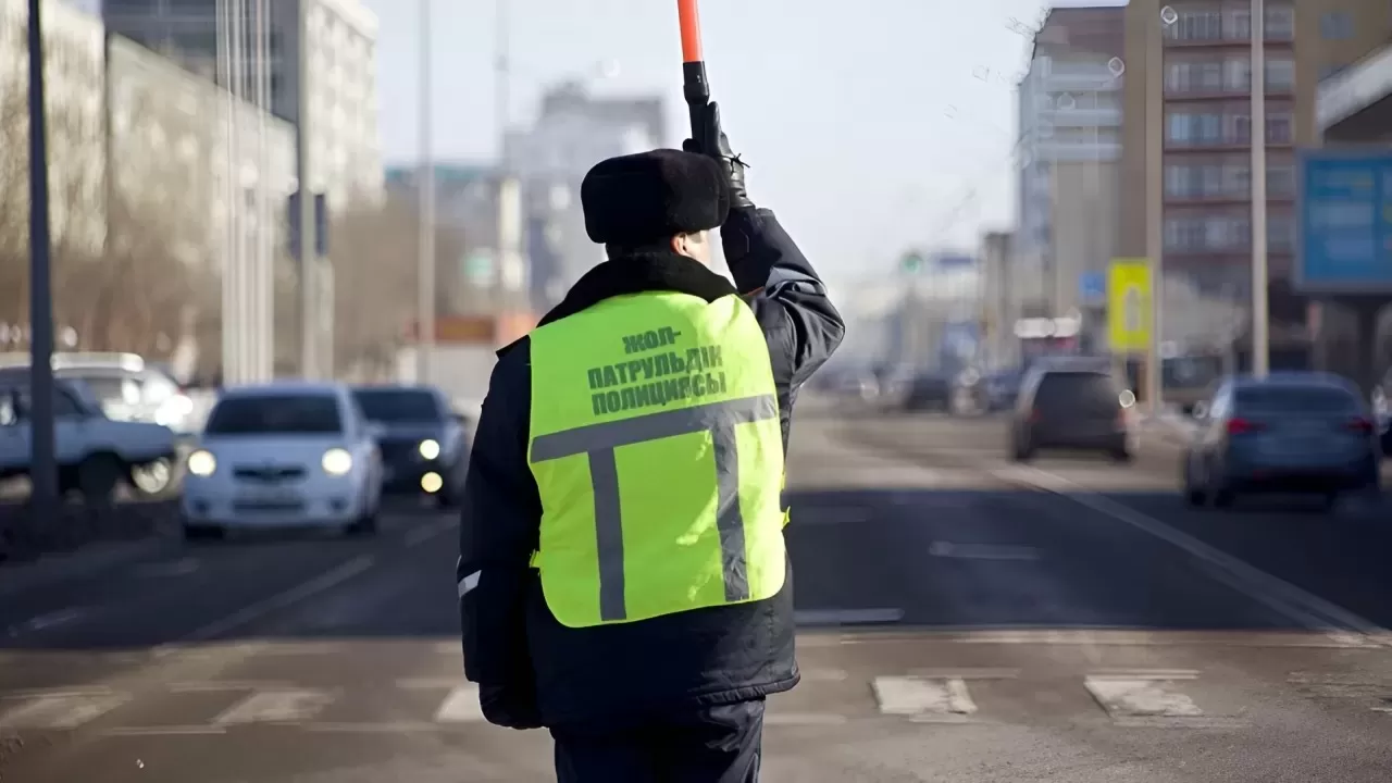 Алматыда жол қозғалысын реттеп тұрған полиция қызметкерін көлік қағып кетті