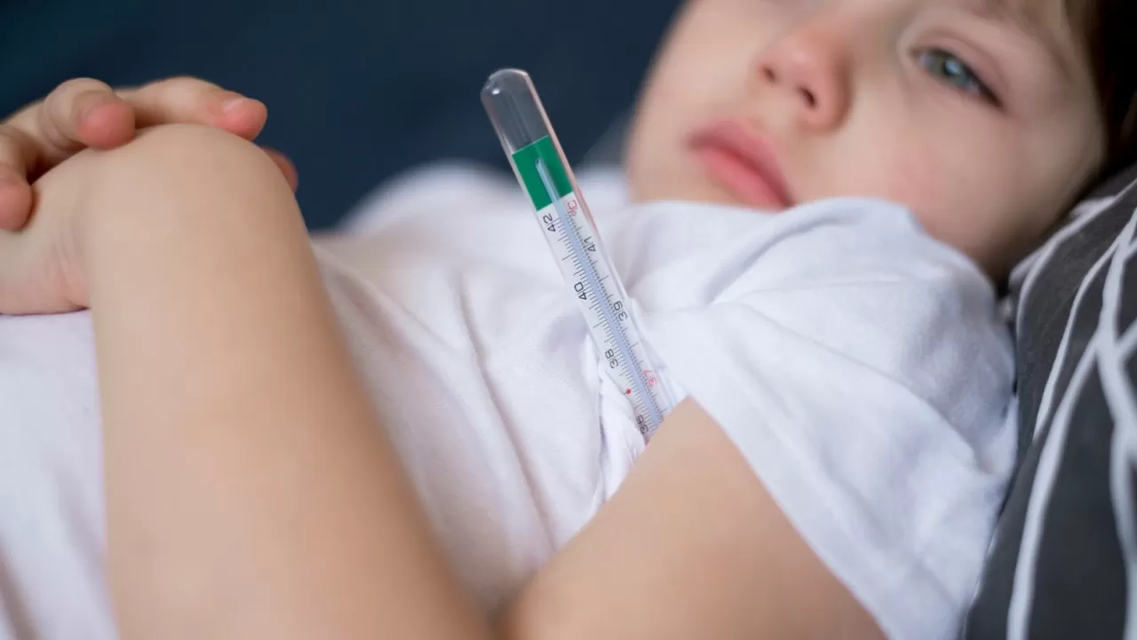 Названа неожиданная причина частых простуд и низкой успеваемости у детей