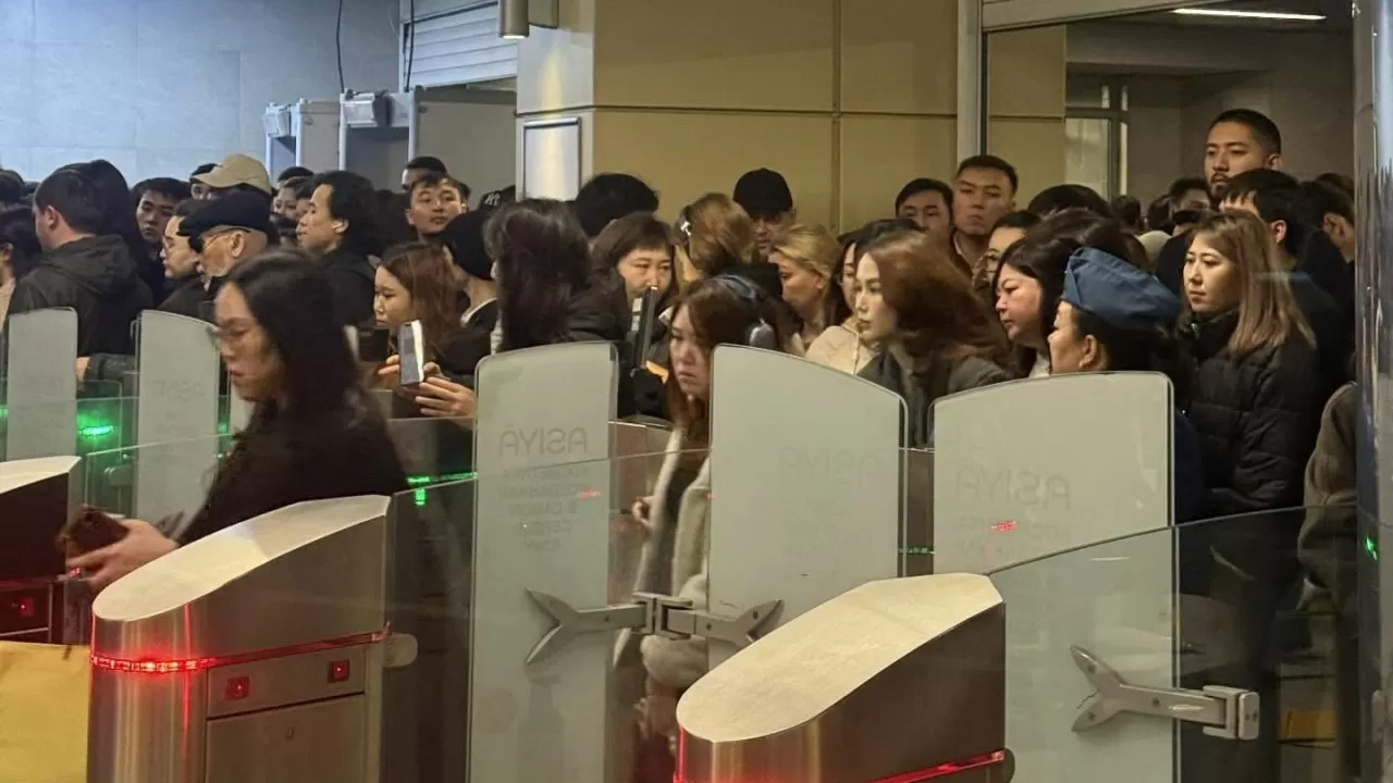 Алматы метросының кей бекеттерінде жолаушылар ұзын-сонар кезекте тұруға мәжбүр