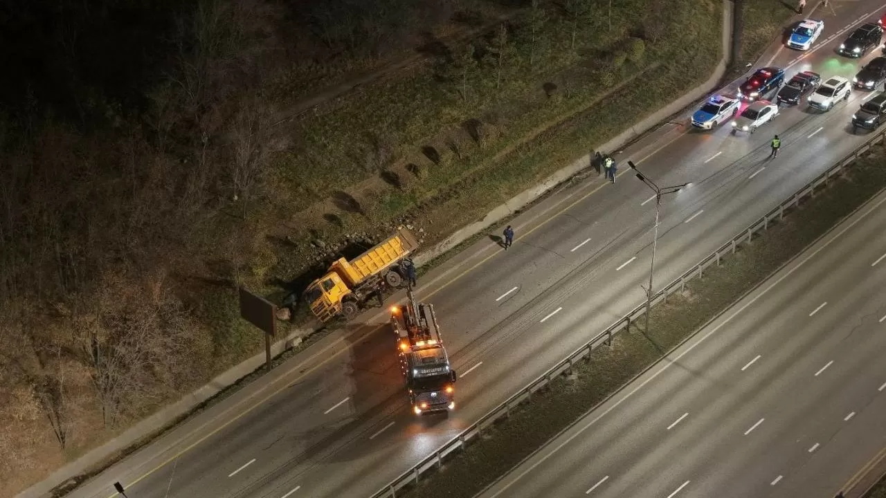 Алматыда КамАЗ арыққа аударылып түсті