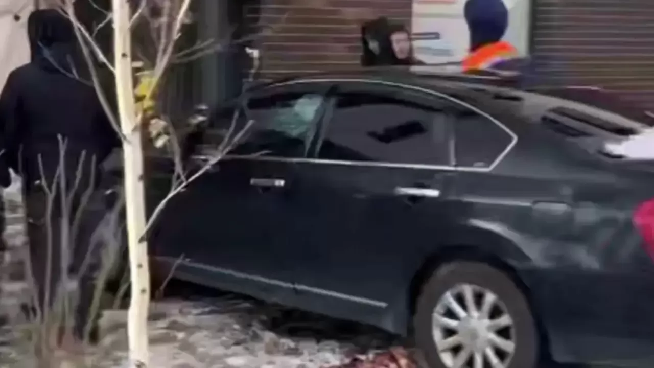 Астанада көктайғақтан автокөлік тұрғын үйге соғылды 
