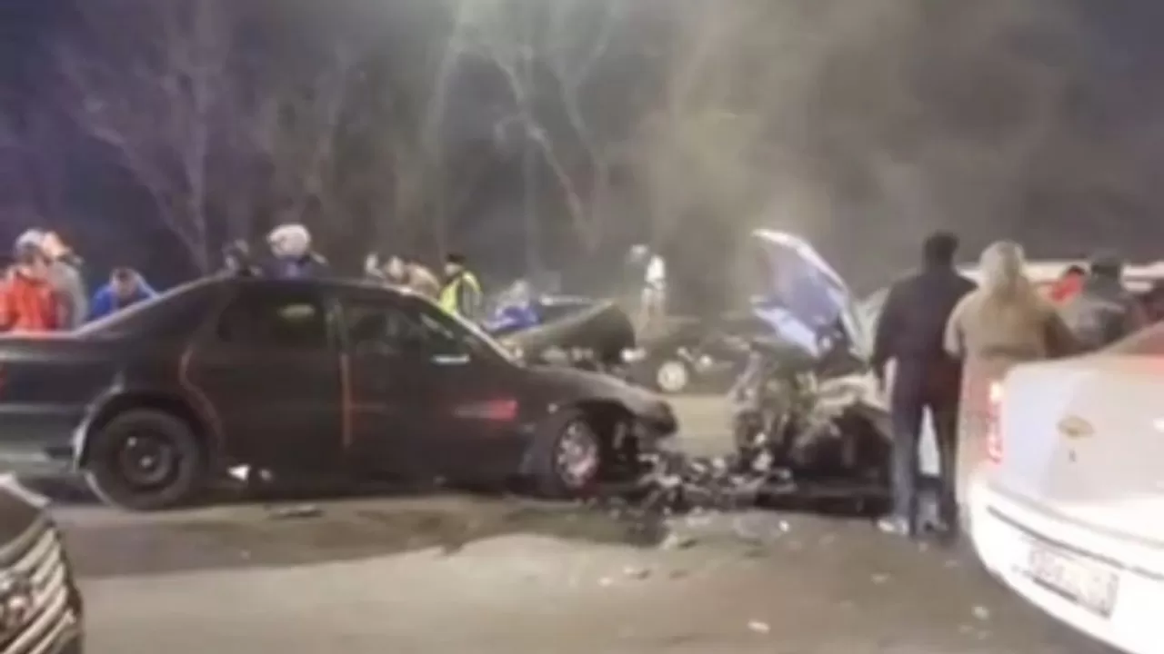 Алматыда 4 көлік соқтығысып, 3 адам зардап шекті