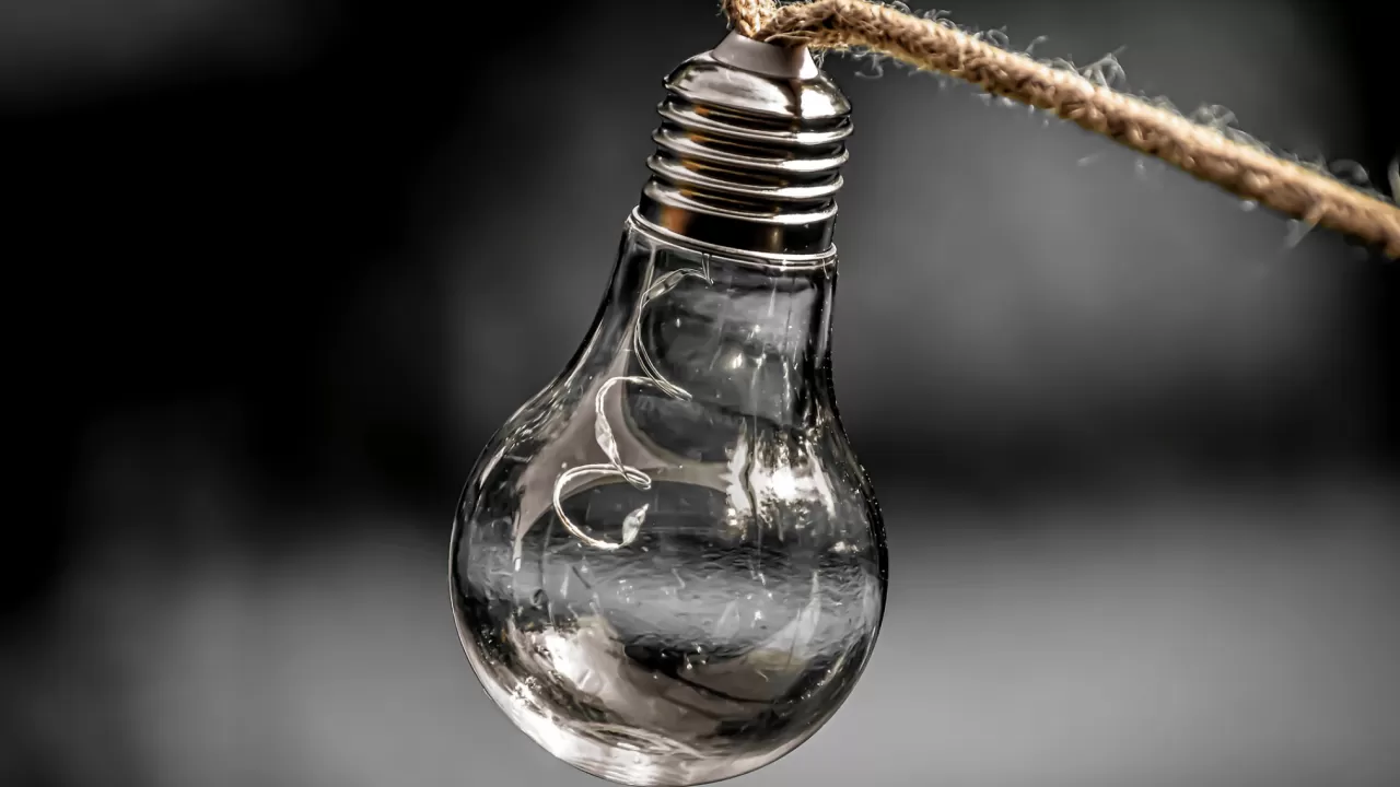 Алматылықтар алғашқы қардан кейін жарықсыз қалды