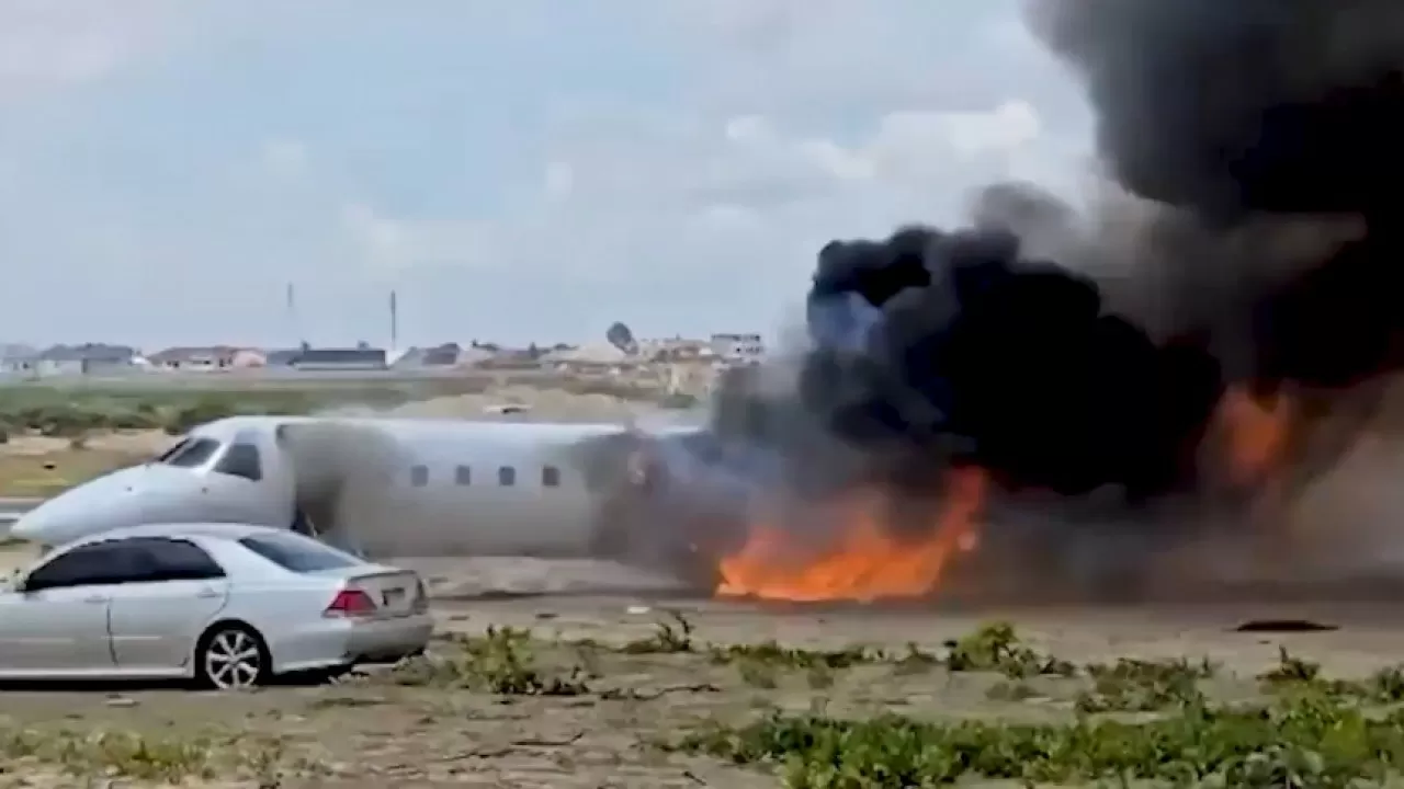 Конгода шенеуніктер мінген ұшақ өртке оранды