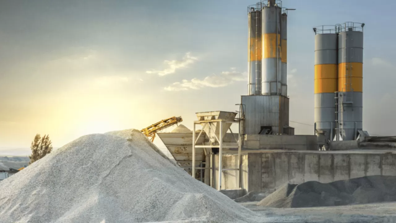 Қазақстан ешкімге өтпей, тау-тау үйілген цементтің астында қалуы мүмкін