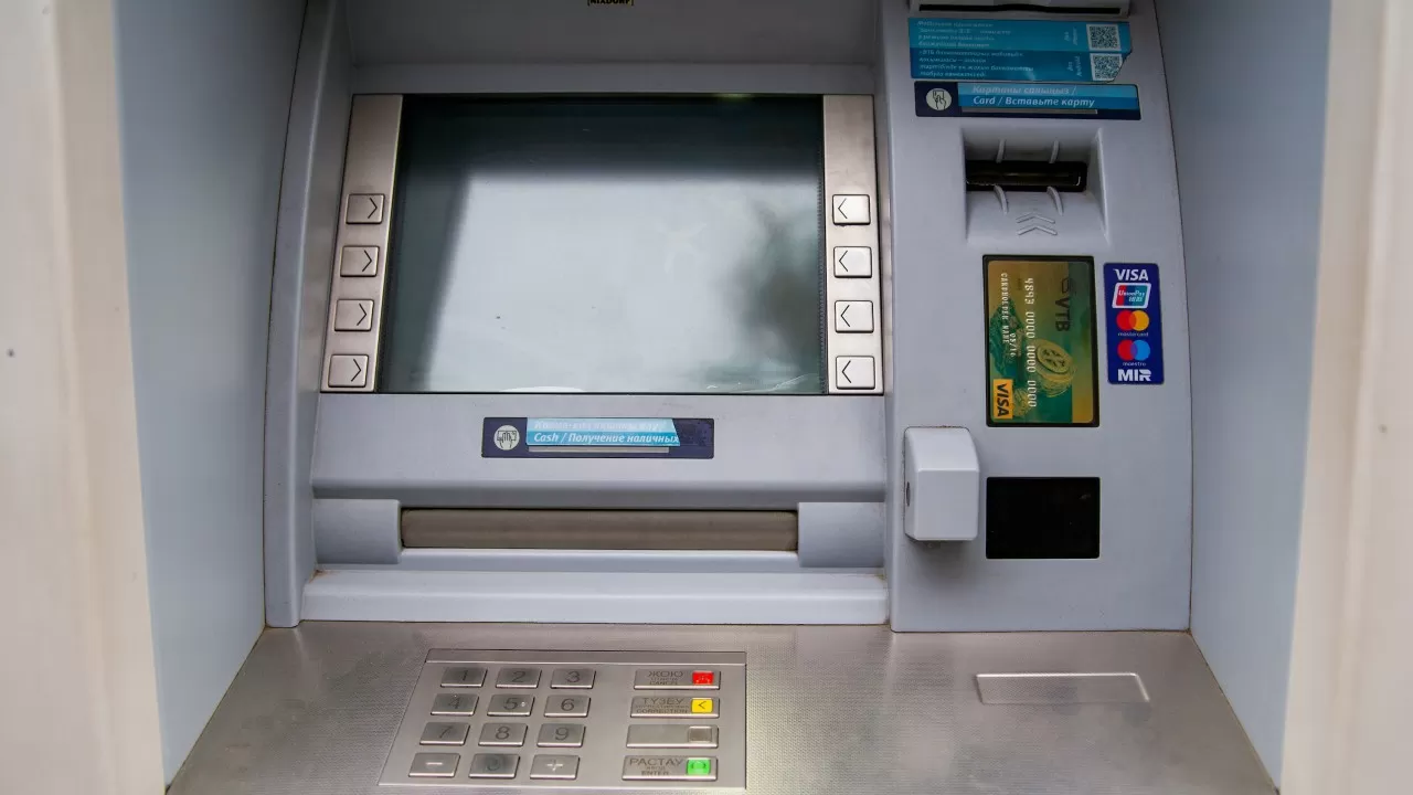 В популярной у казахстанских туристов стране ограничили снятие наличных ночью