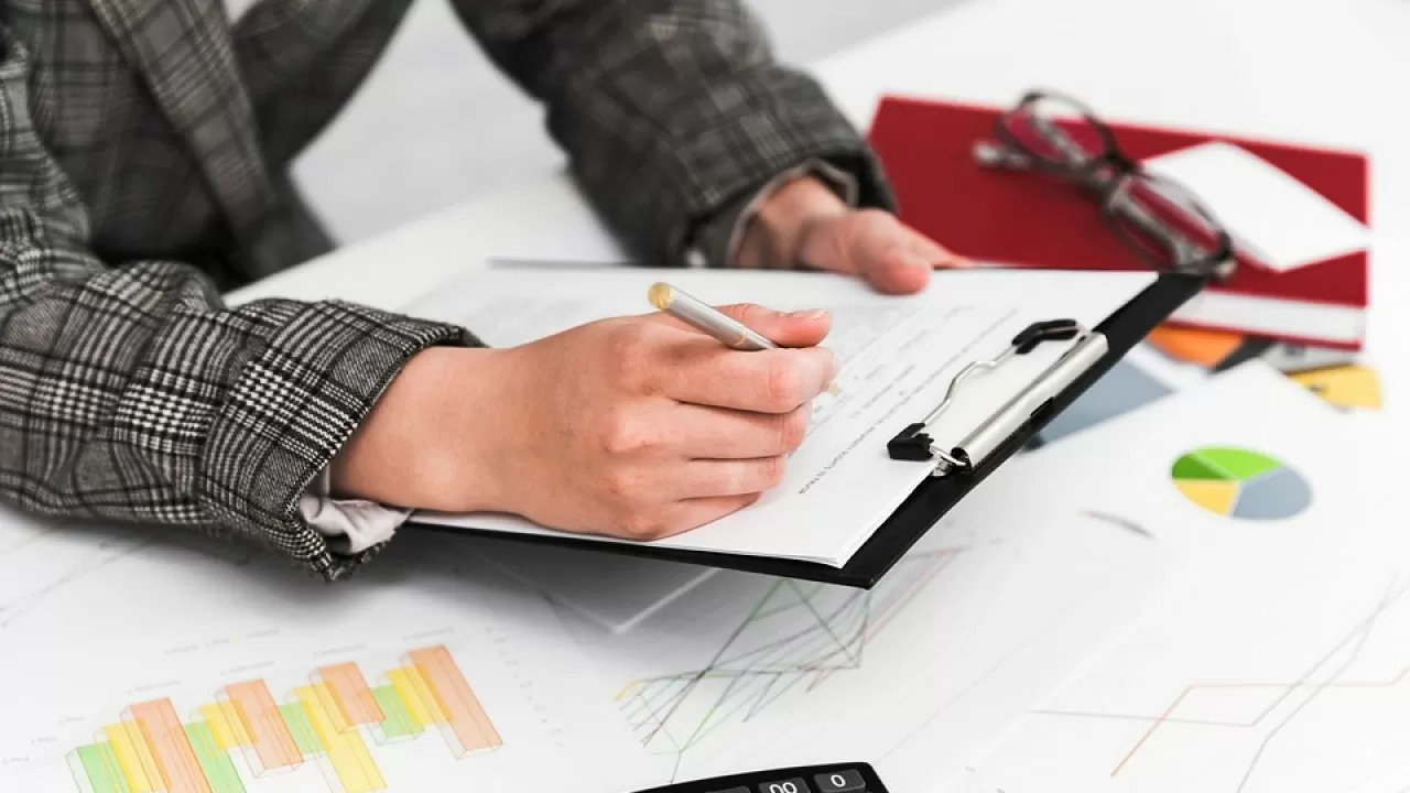 Нотариусов обяжут передавать финразведке допсведения о казахстанцах 