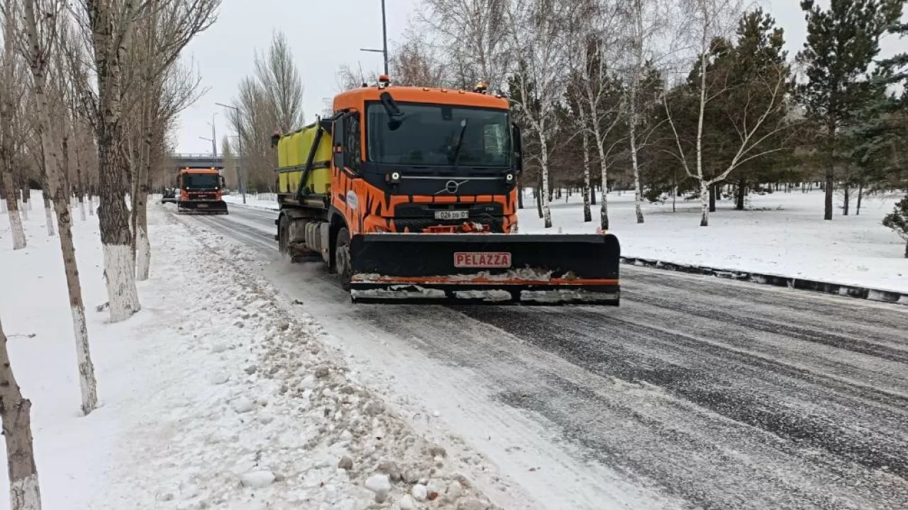 Астанада түнгі уақытта қар күреу жұмысына 1200-ден астам арнайы техника жұмылдырылады