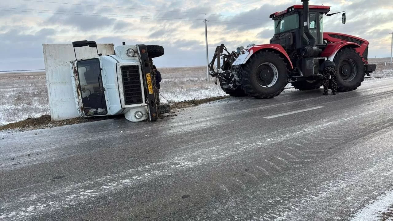 Водителя перевернувшегося из-за гололеда ГАЗа спасли в СКО 