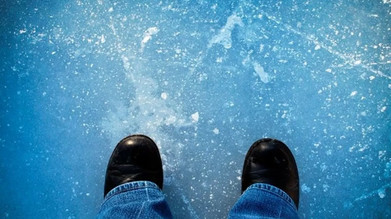 После видео с прогулкой по тонкому льду казахстанцам пригрозили штрафом 