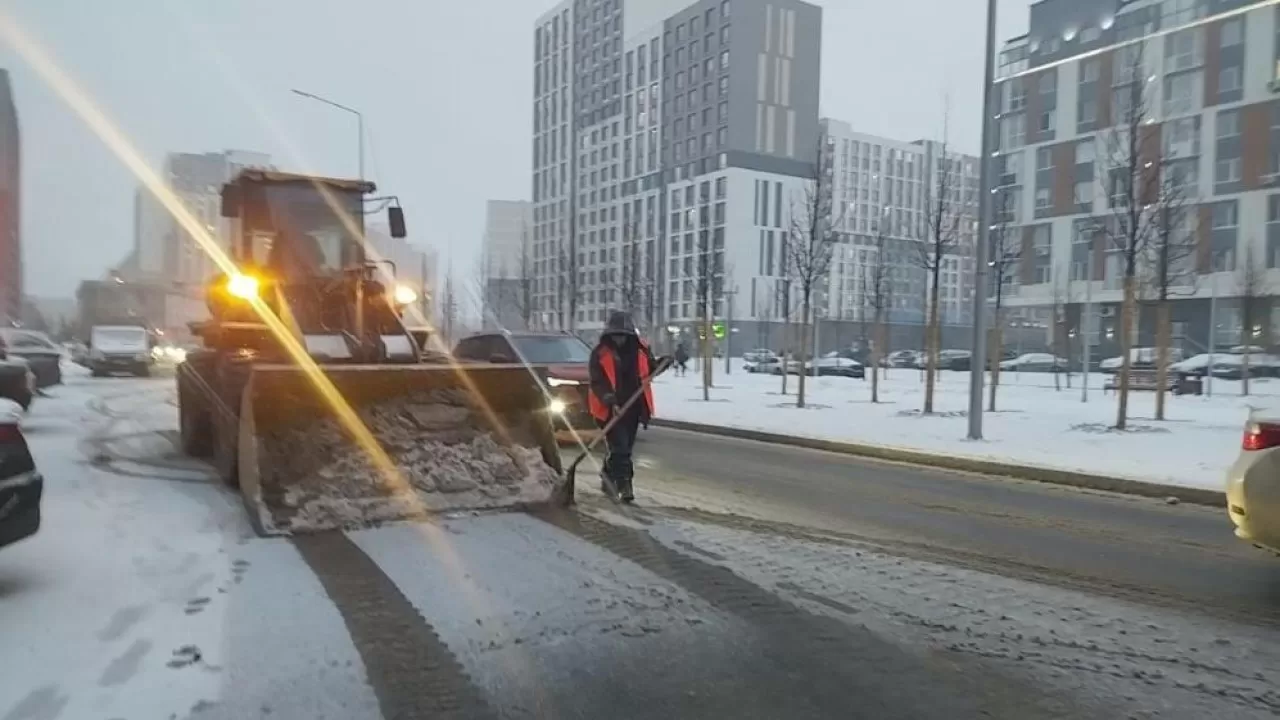Осенняя зима: в Астане идет круглосуточная битва со снегом