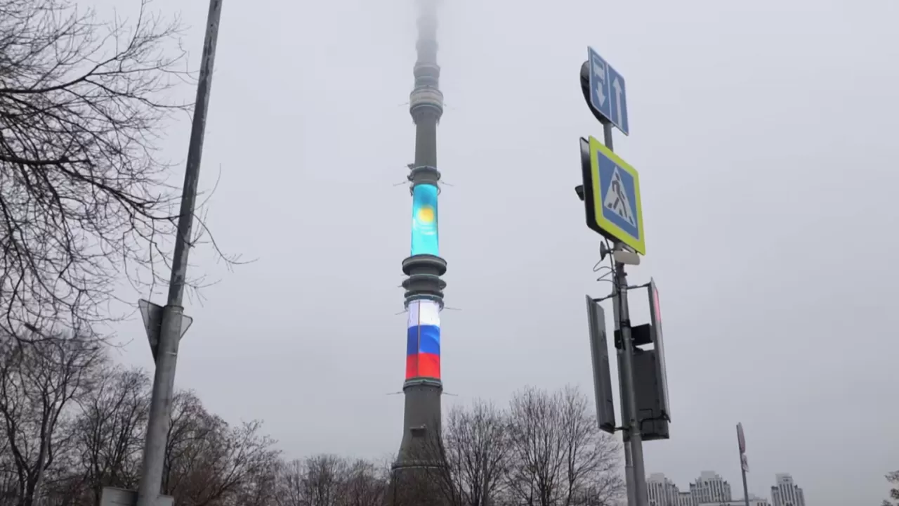 Останкинская башня окрасилась в цвета флагов Казахстана и России