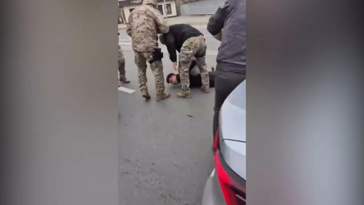 Атырауда жолға таласып, төбелес шығарған жүргізушілердің бірі жараланды