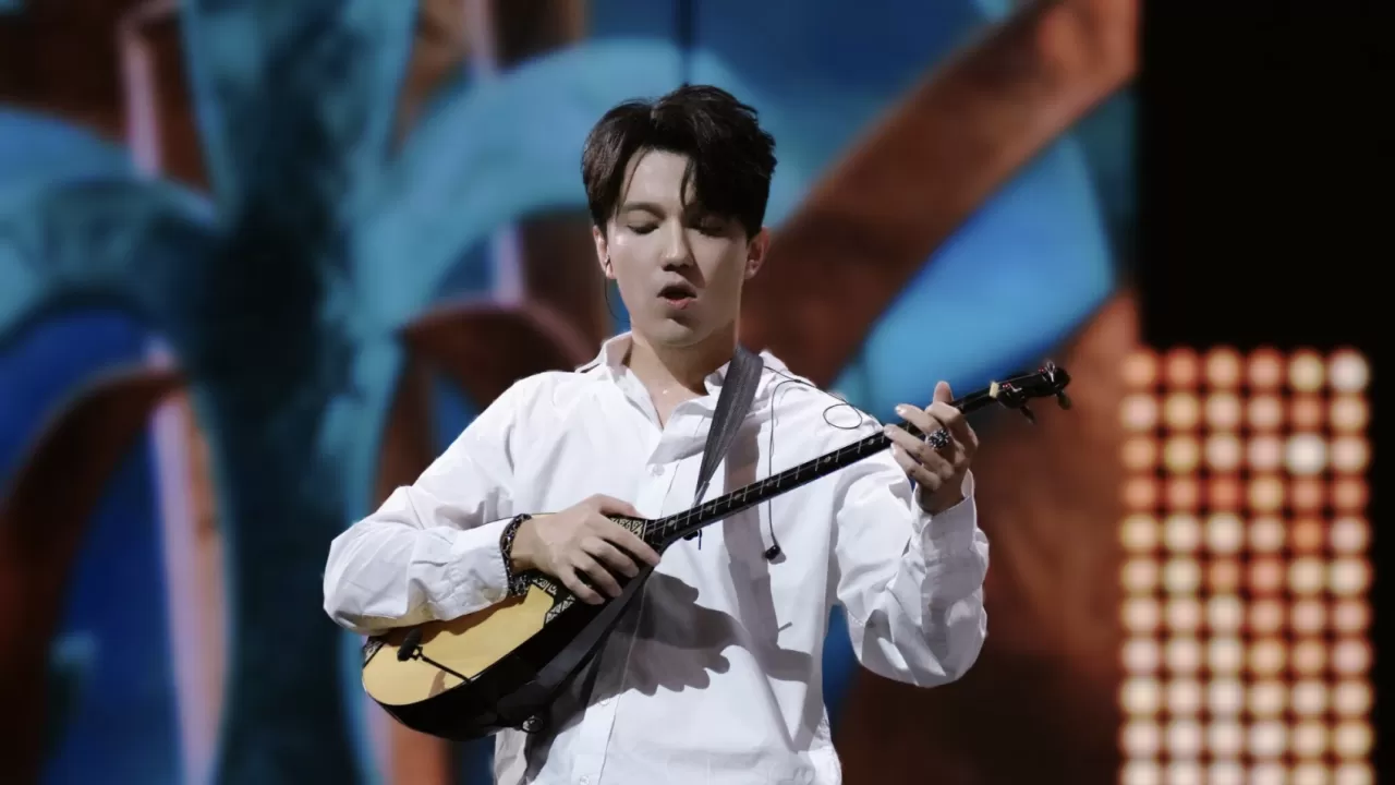 "Аспанмен астасқан дауыс иесі": Вьетнамдық журналистер жаппай Димаш Құдайберген туралы жазып жатыр