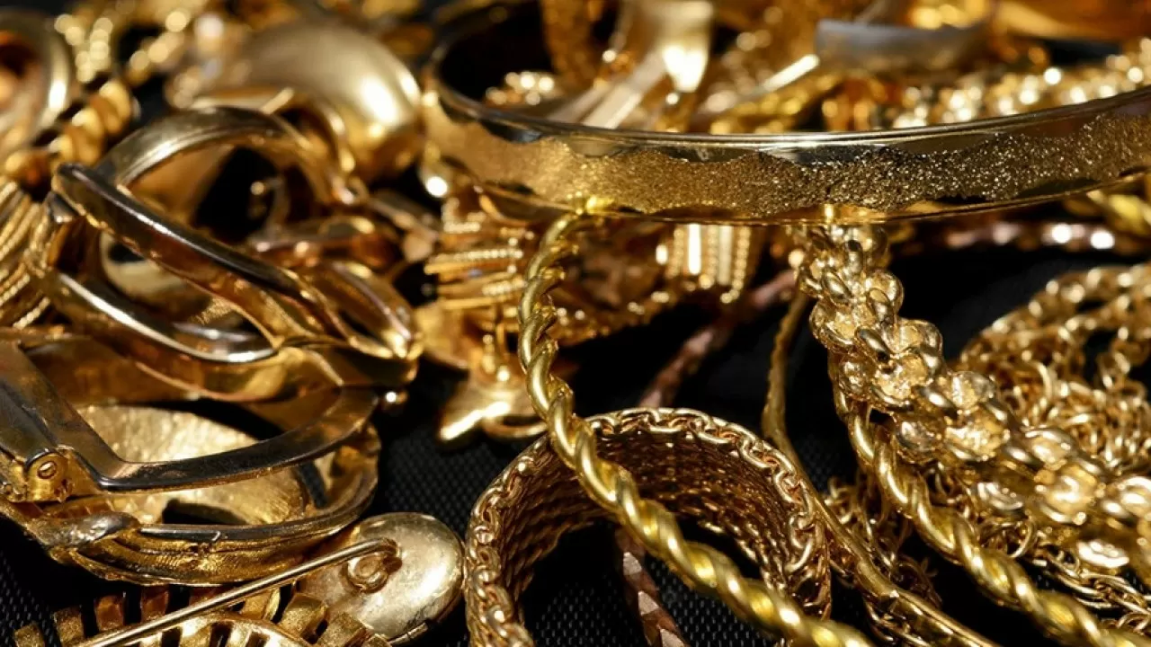 Слабый доллар помог ценам на золото 