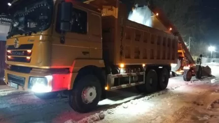 Астанада түнгі уақытта қар күреу жұмысына 400-ге жуық арнайы техника жұмылдырылды