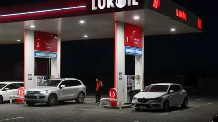 Британия отложила санкции против "Лукойла" 