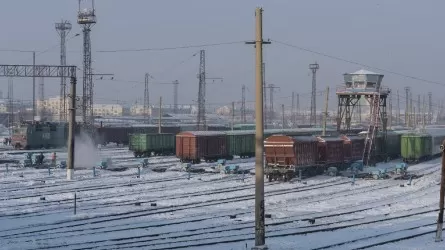 Железнодорожник нашел под вагоном пьяного мужчину в Костанайской области 