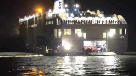 Паром с 260 пассажирами сел на мель у берегов Южной Кореи