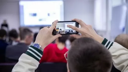 Cколько придется заплатить родителям школьников за телефоны на уроках 