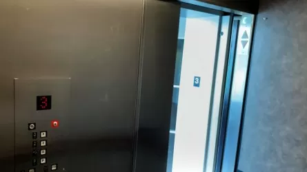 Лифт рухнул на рабочих в Астане: один человек погиб