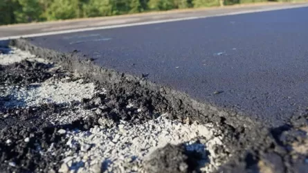 Абай облысында әкім сапасыз салынған асфальтты қопарып, жұмысты тоқтатып тастады  