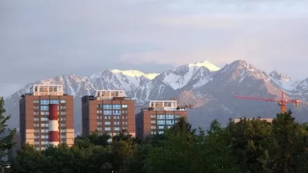 Көктөбе телемұнарасы қызғылт сары түске көмкерілді