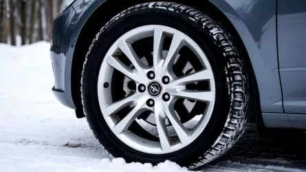 В Алматы изымают автомобили должников