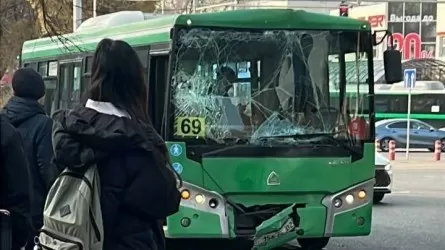 Алматыда екі автобус соқтығыcты