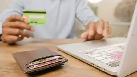 Банки будут сообщать налоговой о платежах казахстанцев зарубежным продавцам