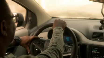 Дорожная служба призвала таксистов не отвлекаться на дорогах 