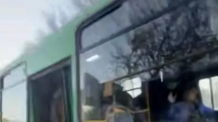 Алматыда жолаушы автобус жүргізушісіне шабуыл жасады