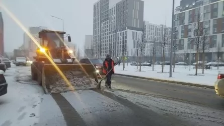 Осенняя зима: в Астане идет круглосуточная битва со снегом