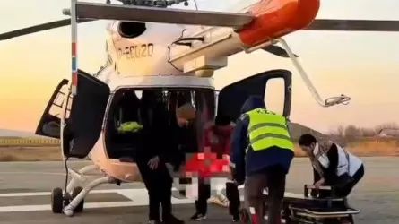 Пострадавшего после падения с крыши срочно доставили вертолетом в Талдыкорган 