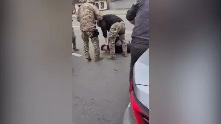 Атырауда жолға таласып, төбелес шығарған жүргізушілердің бірі жараланды