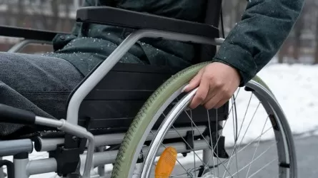 В Усть-Каменогорске колясочники остались без помощников