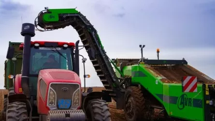 Казахстанские хозяйства закупили тысячи тракторов и сельхозтехнику  