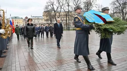 Токаев возложил цветы к могиле Неизвестного солдата