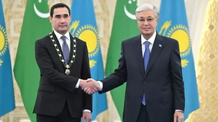 Токаев вручил Сердару Бердымухамедову высшую награду Казахстана - орден "Алтын Қыран"