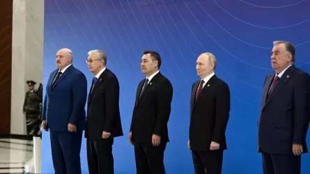 Очереди на казахстанско-российской границе: "Черный импорт прёт" на территорию России