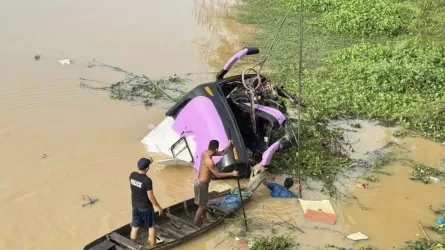Камбоджада автобус өзенге құлап, 13 адам қаза тапты