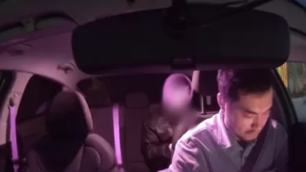 Жолаушы такси жүргізушісінің құлағы нашар еститінін пайдаланып, ақшасын төлемей кеткен